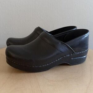 Dansko Professional Black Leather Clogs Womens 39 Wide EU 8.5-9 US Nursing Shoes